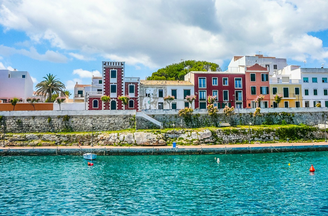 Sommer auf der Insel Menorca - Mahon am Meer